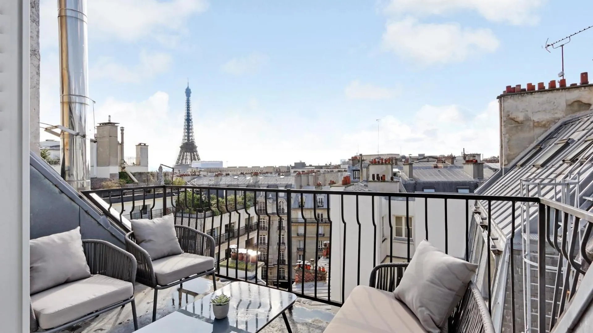 Eiffel Tower View - Time Right * Paris