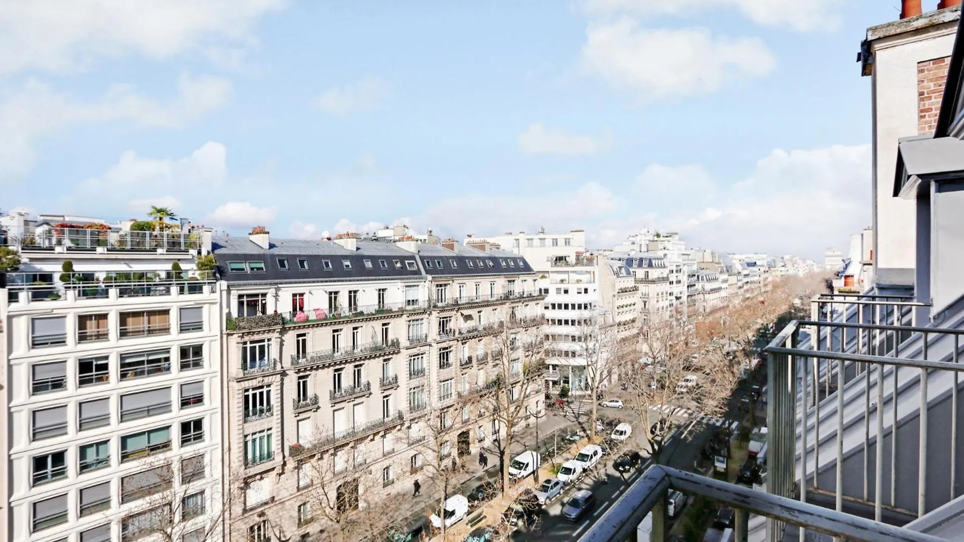 Eiffel Tower View - Time Right Apartment