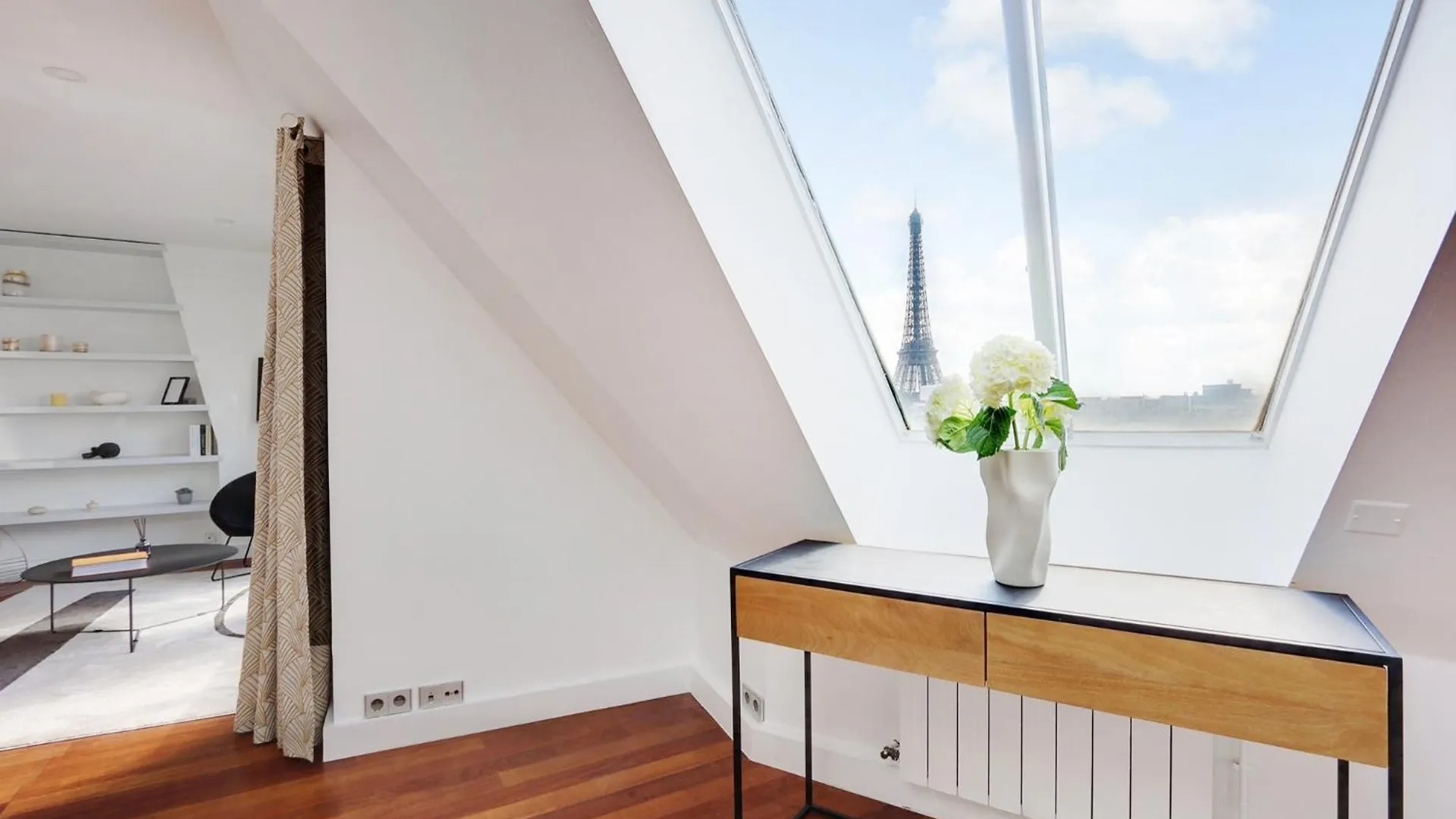 Eiffel Tower View - Time Right Apartment Paris