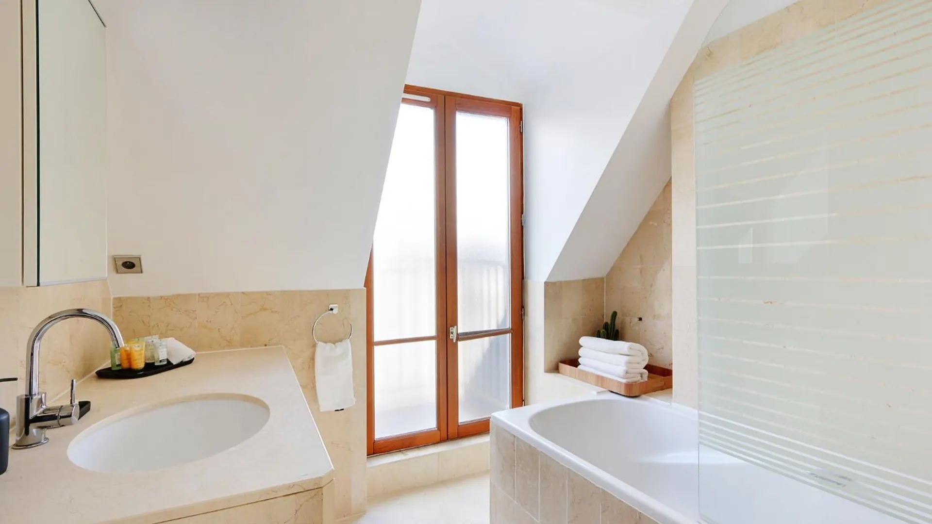 Eiffel Tower View - Time Right Apartment