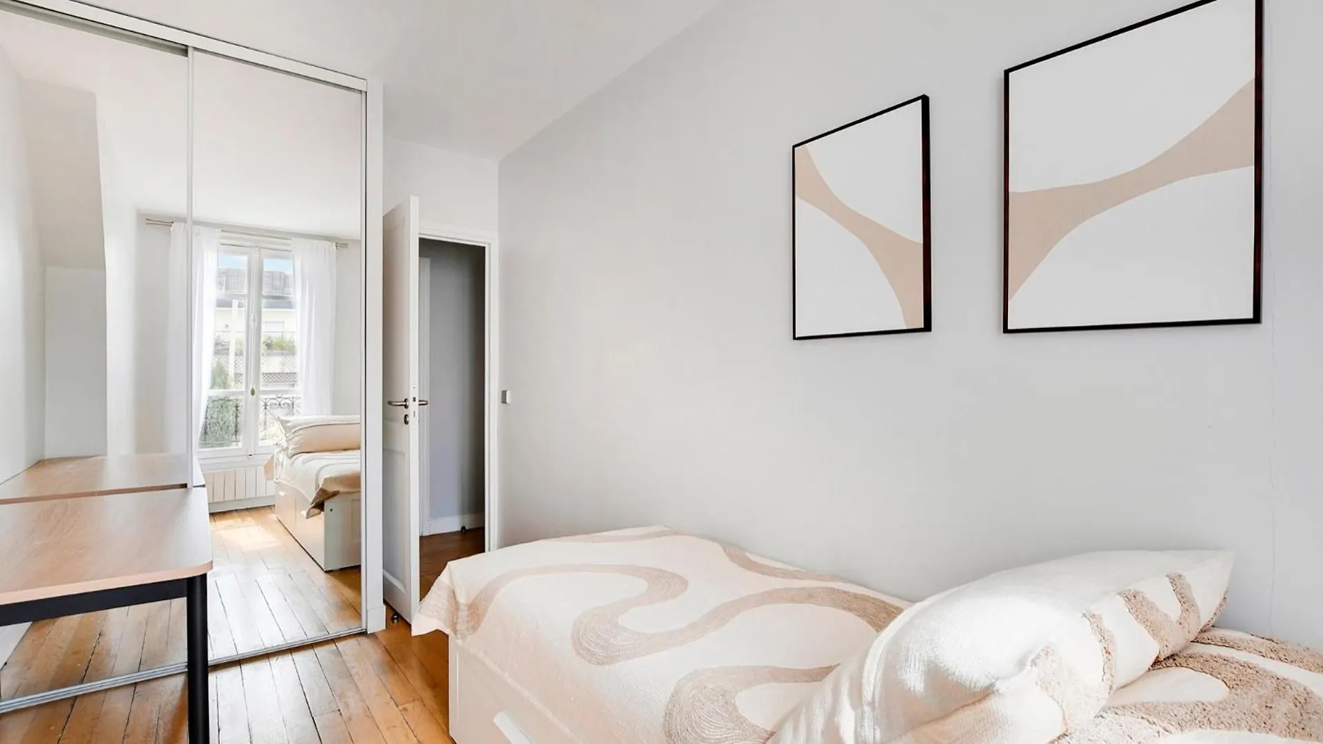 Eiffel Tower View - Time Right Apartment